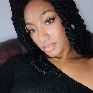 Meet your Posher, Alexis